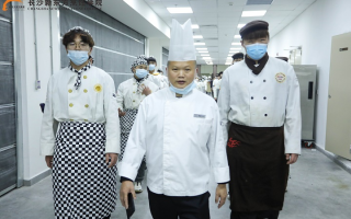 学校保安是足球员吗，学校保安是足球员吗